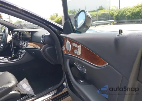 2017 Mercedes-Benz E 300 4Matic z USA, uszkodzony, nr VIN WDDZF4KB5HA171172